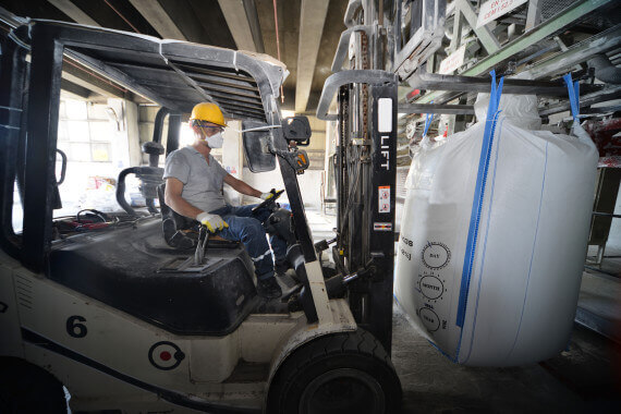 Bulk bulk bag being carried by a forklift.